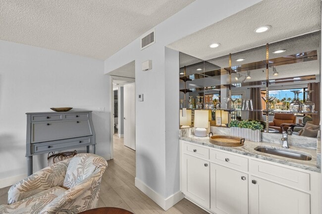 Building Photo - Huge Double sized Condo Overlooking The Ma...