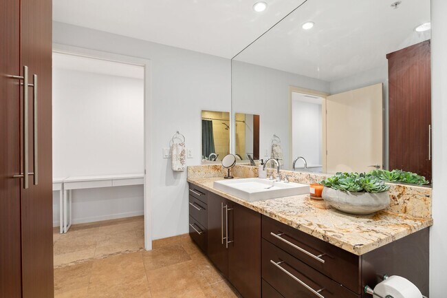 Building Photo - Little Italy Fully Furnished 1 Bedroom! Av...