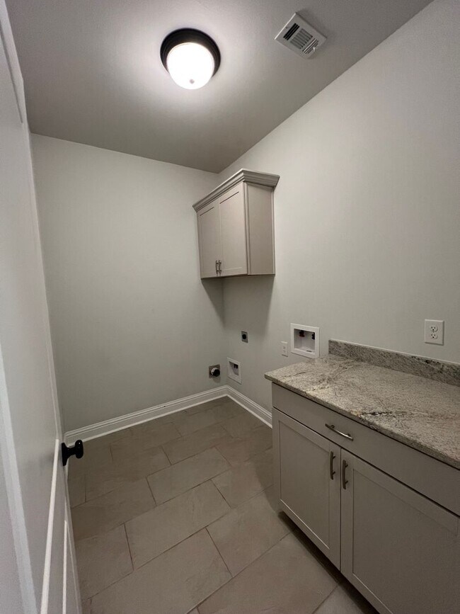 Building Photo - 9922 Stratford Dr