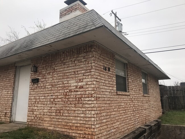 Primary Photo - 2 bed, 1 bath duplex for rent in Moore nea...