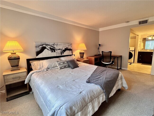 Building Photo - 216 Palm Dr