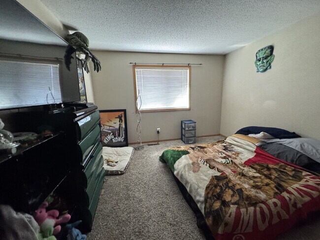 Building Photo - High Ceilings Townhouse Retreat: Spacious 2-Bed, 2-Bath Gem in Woodbury!