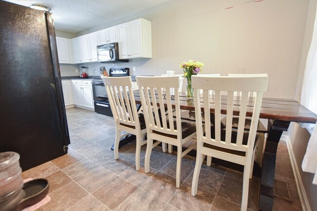 Building Photo - Pet Friendly Three Bedroom!