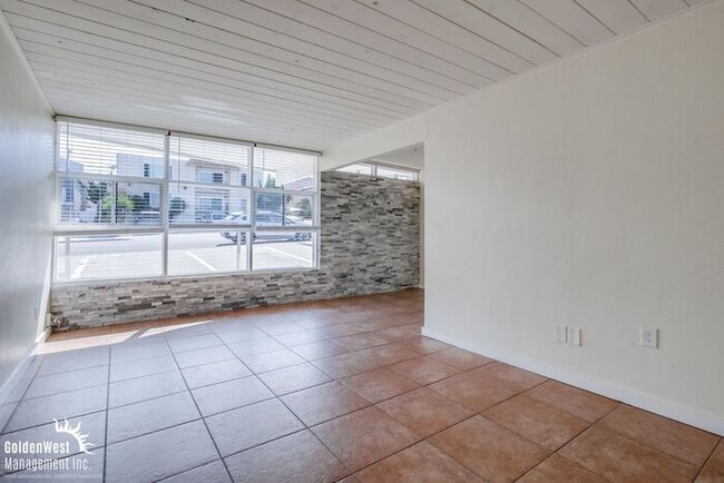 Building Photo - Updated 2Bdm 1Ba Apartment in Point Loma Heights!
