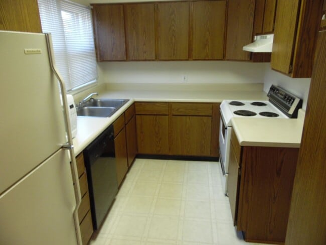 Building Photo - 3 Bedroom, 1.5 Bathroom Quadra-Plex