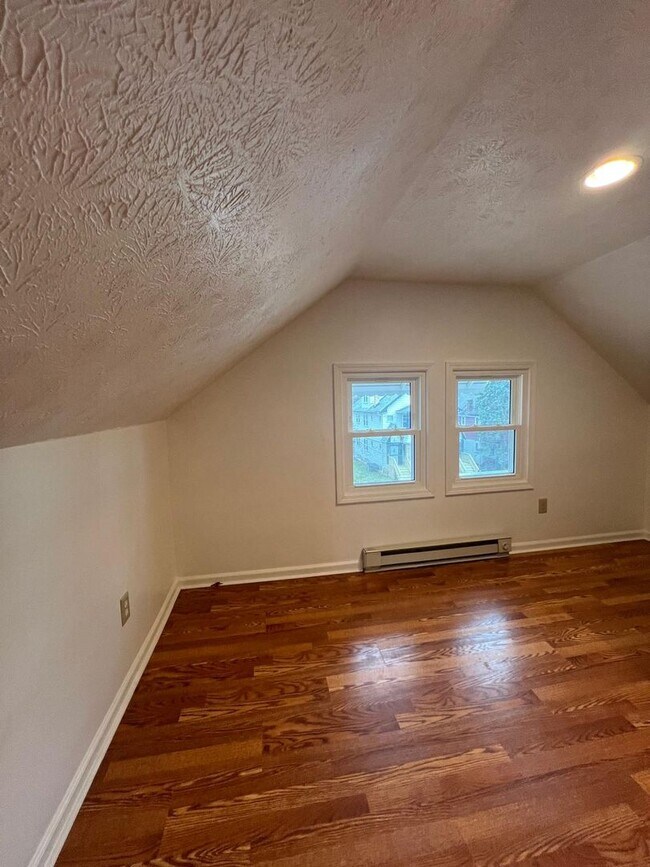 Building Photo - 14221 Glenside Rd