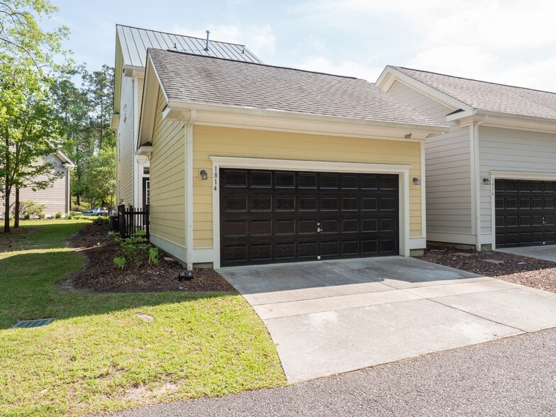 detached 2 car garage - 1814 Tennyson Row