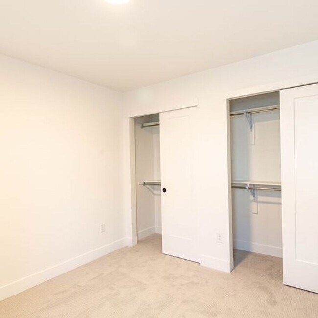 Building Photo - 4bd Rental Duplex! Private Yard, Garage, C...