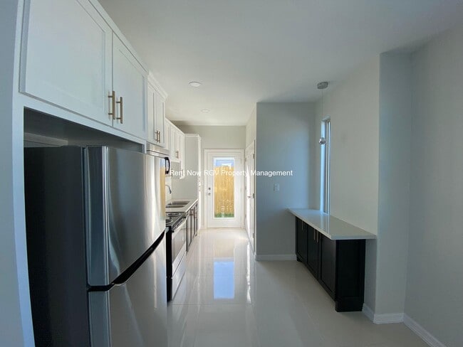 Building Photo - 212 W St Helena Ave