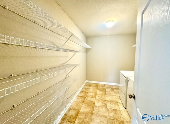 Building Photo - 142 Vancouver Rd