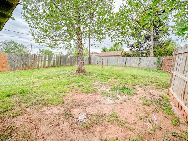 Building Photo - Beautiful 3 Bedroom - 1.5 Bathroom in Must...