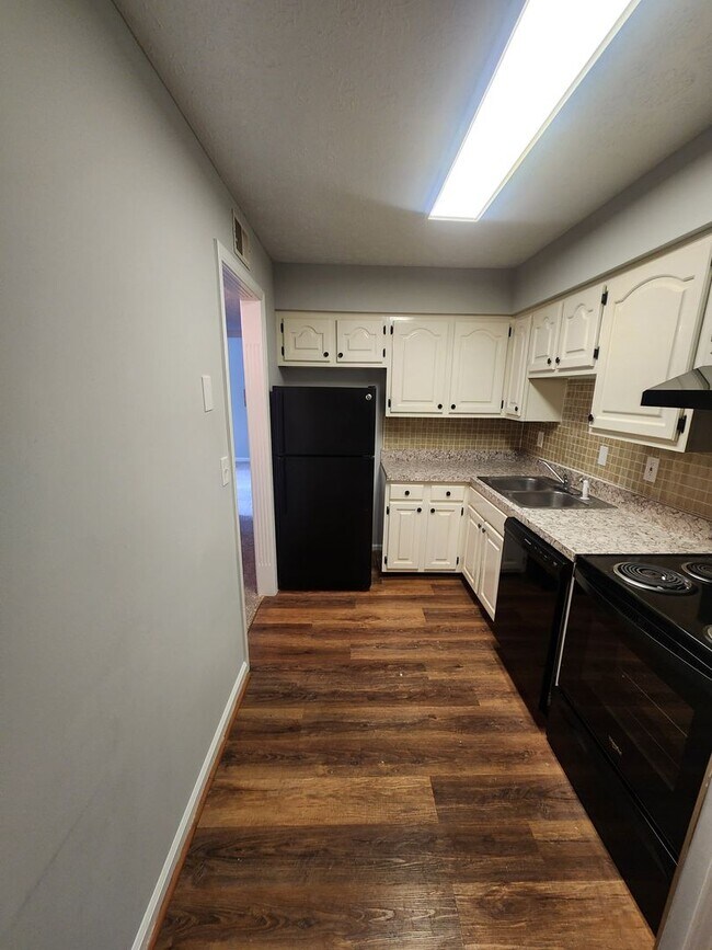 Building Photo - Beautiful 2 bedroom 1 bath 2nd floor condo...