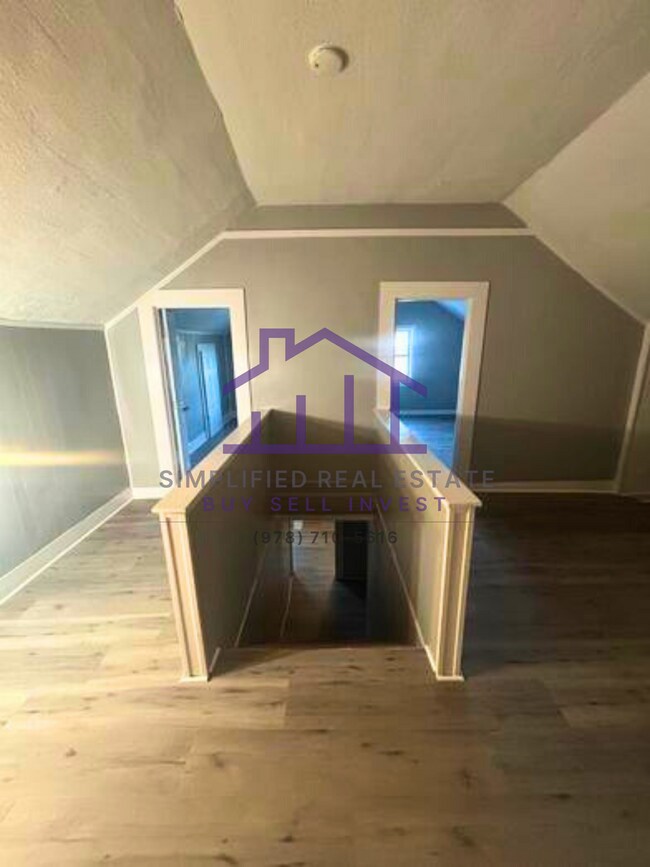 Building Photo - 418 River St