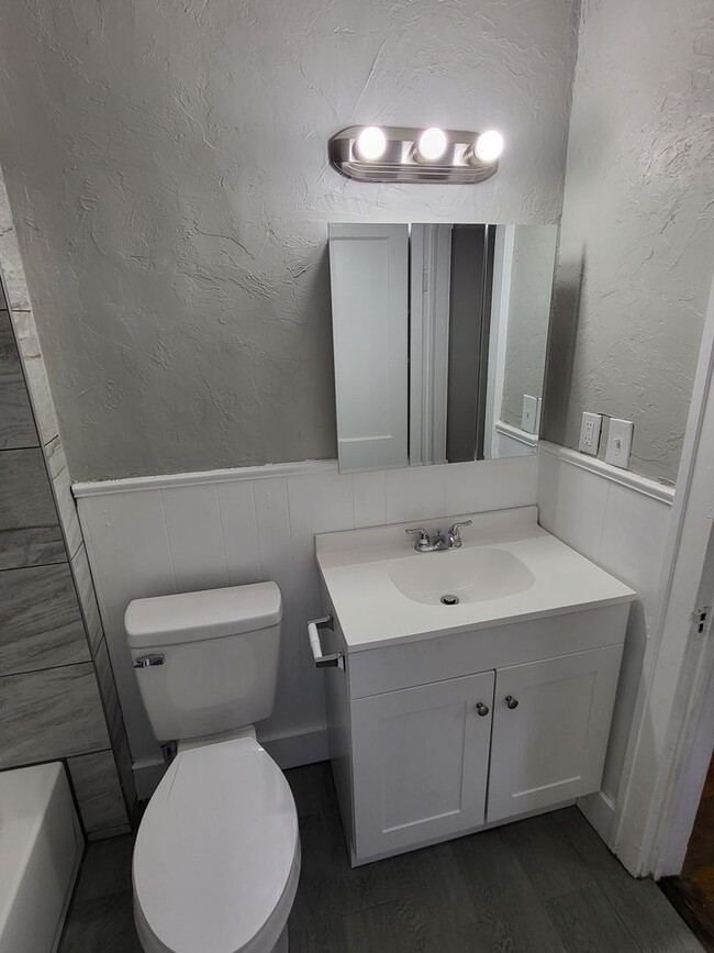 Building Photo - Remodeled 1 bedroom 1 bathroom duplex hous...