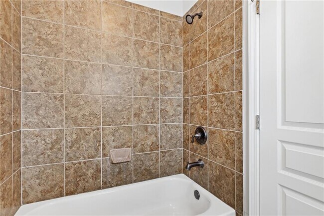 Building Photo - 5440 Northview Lake