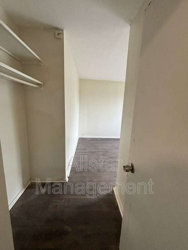 Building Photo - 944 S Central Dr