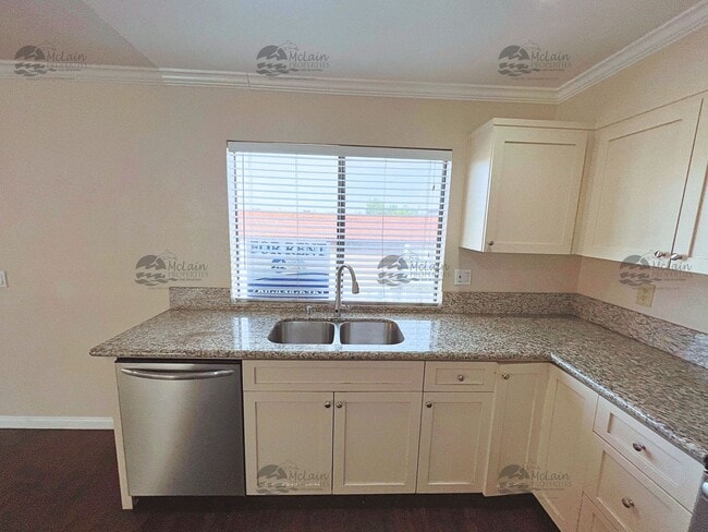 Building Photo - 3 Bed/2 Bath Two Story Townhome in Gated Community