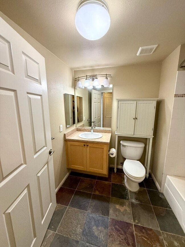 Building Photo - Spacious Bankers Hill Studio | In-Unit Laundry | A/C | Fireplace | Pool & Gym | 6-Month Lease