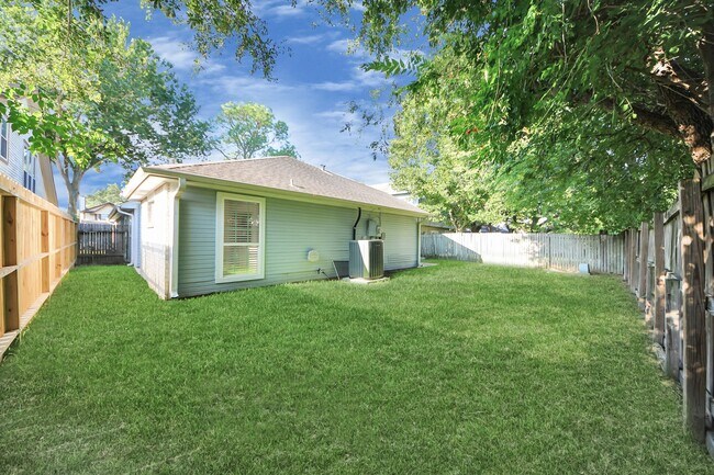 Building Photo - 19422 Lake Hollow Ln
