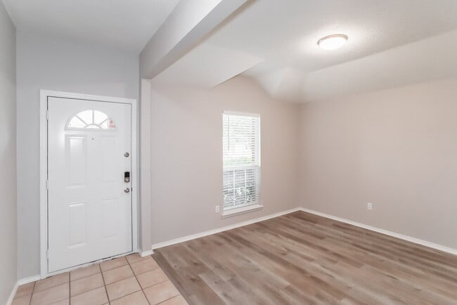 Building Photo - 605 Canyon Pl