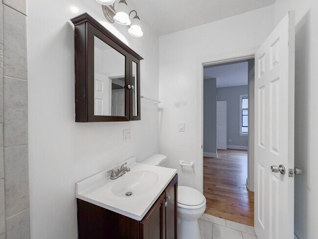 Building Photo - 3725 N Pine Grv