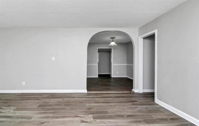 Building Photo - 3711 Daisy Dr