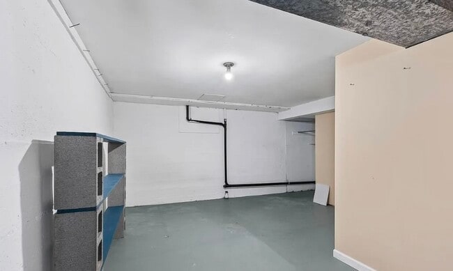 Building Photo - Move in ready