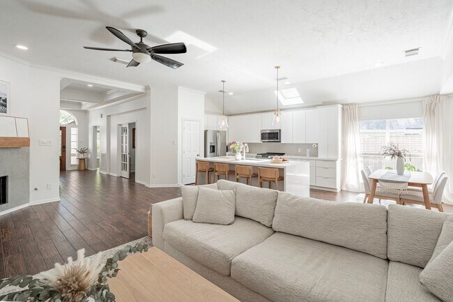 Building Photo - 11 E Sienna Pl