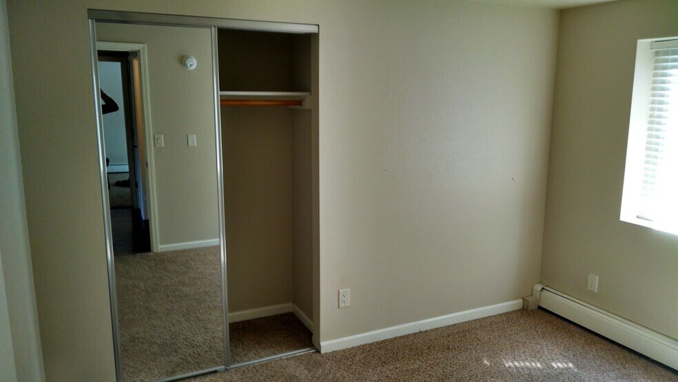 Building Photo - 1027 Riverside Dr