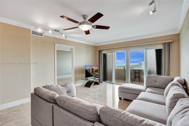 Building Photo - 500 Bayview Dr