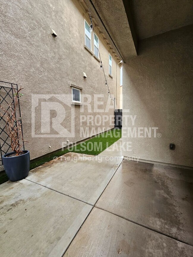 Building Photo - Spacious 3 bedroom 2.5 bath in the Westshore Lake Neighborhood