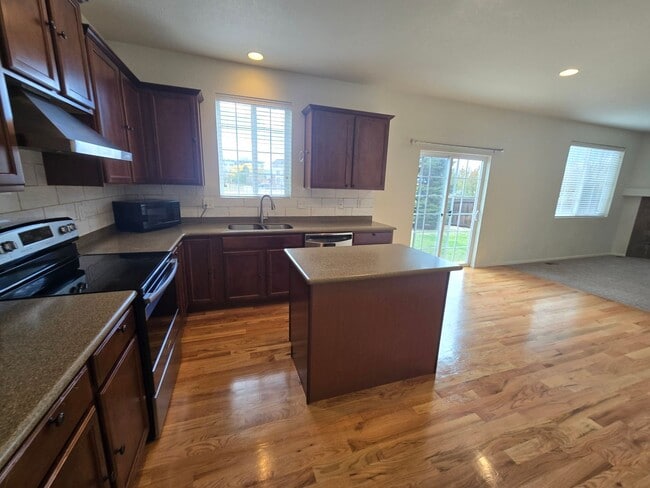 Building Photo - Beautiful 4-Bed, 3.5-Bath Home with Mountain Views on Quiet Cul-de-Sac