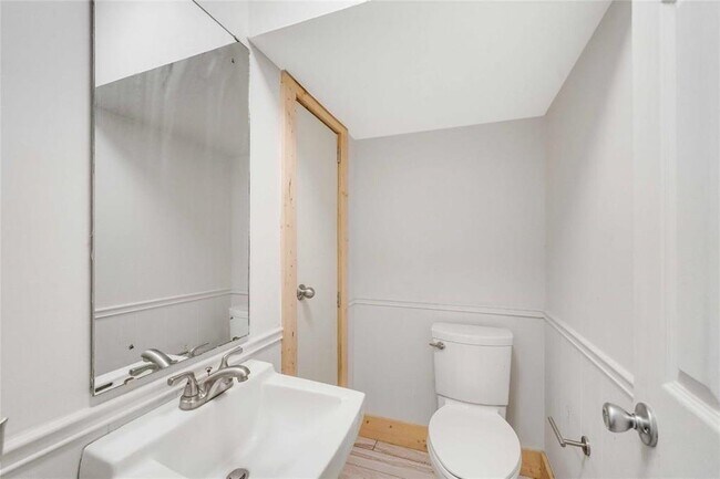 Building Photo - 2806 Skyway Cir