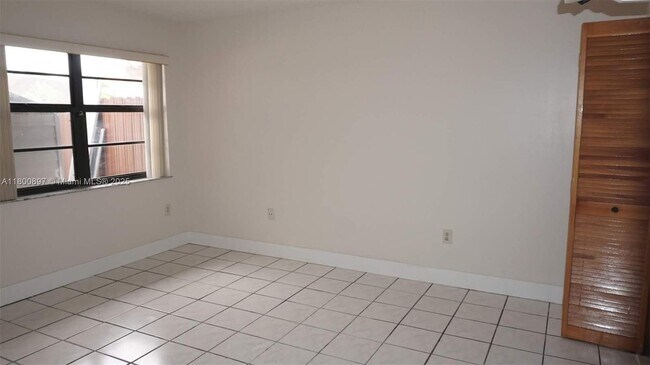 Building Photo - 4909 SW 144th Ct