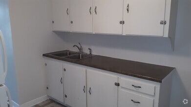Building Photo - $850 - 1 Bedroom 1 Bath Triplex - Walk to ...