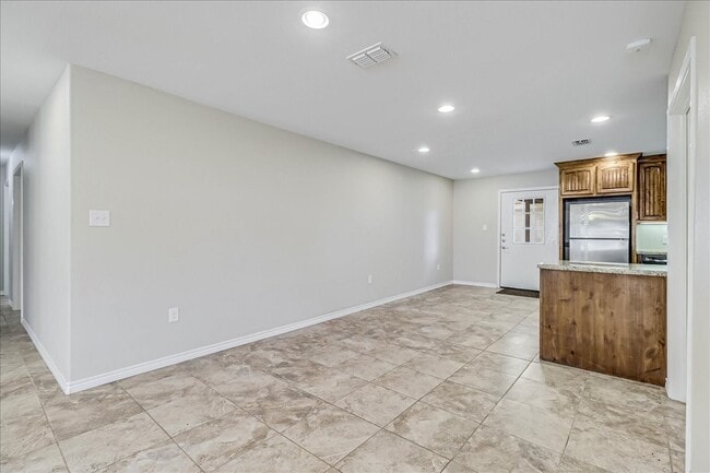 Building Photo - 2111 E Lott Ave