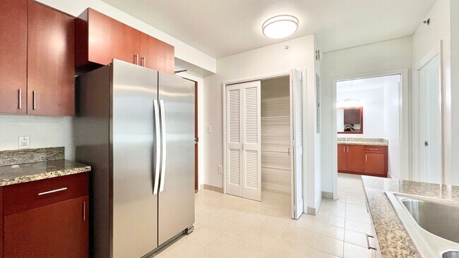 Building Photo - MOVE-IN READY 1 BED/1 BATH/1 PRKG IN 909! ...