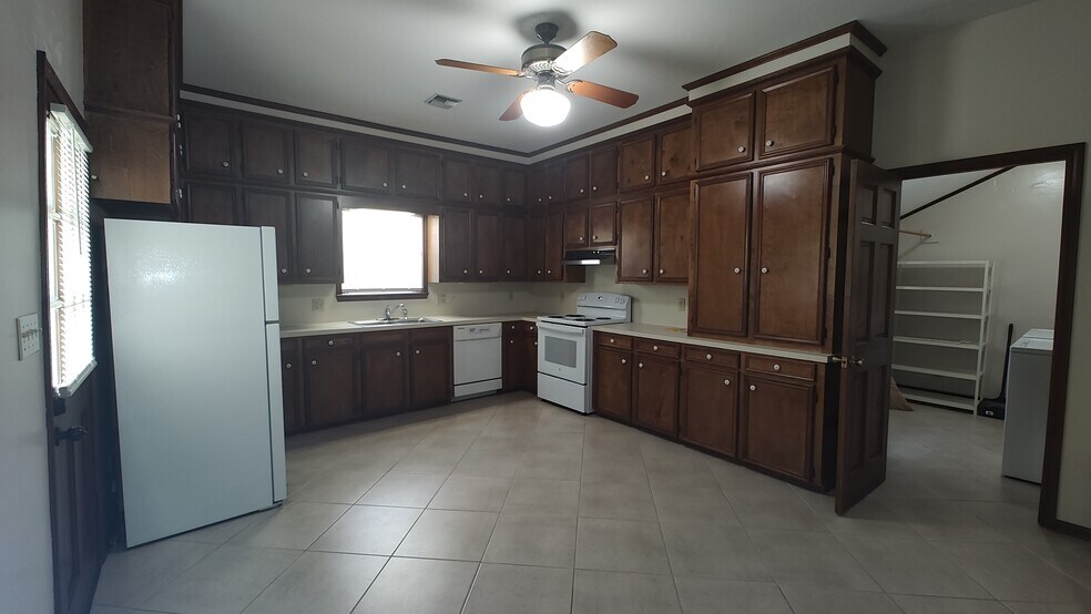 Kitchen with appliances - 903 N Church St