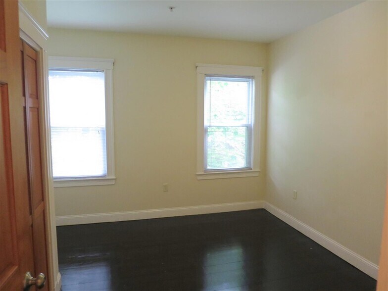 Building Photo - 6 Giles Park