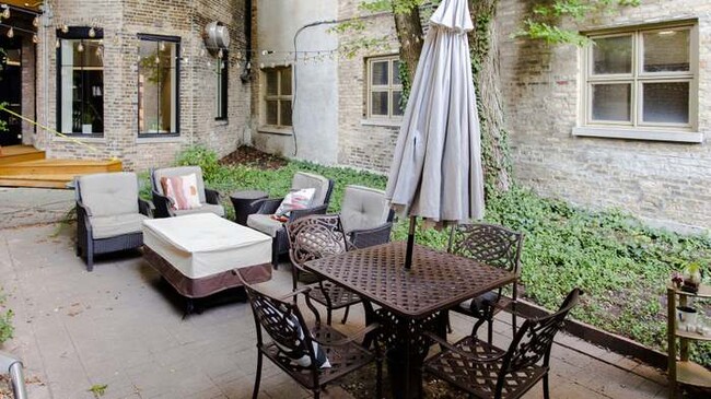 Patio - 1326 W George St