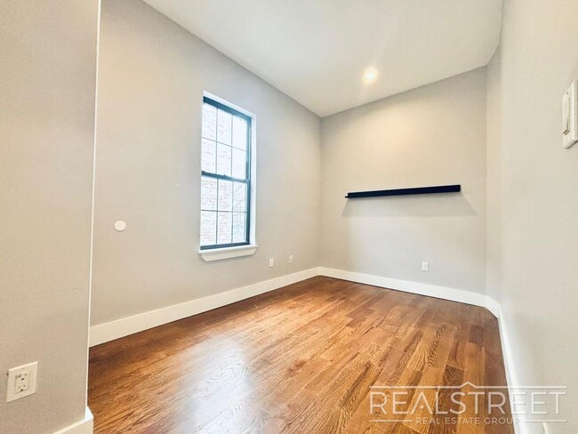 Building Photo - Lovely 3 Bed in Ridgewood!