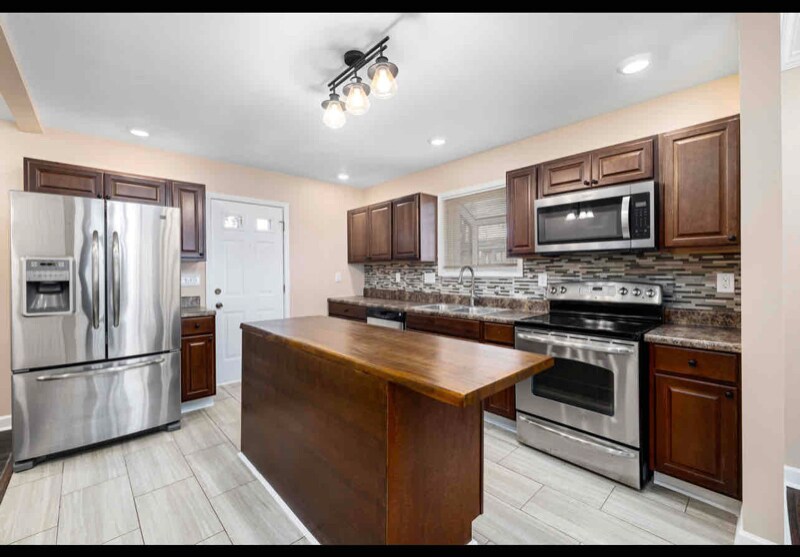 Building Photo - 1008 E Club Blvd