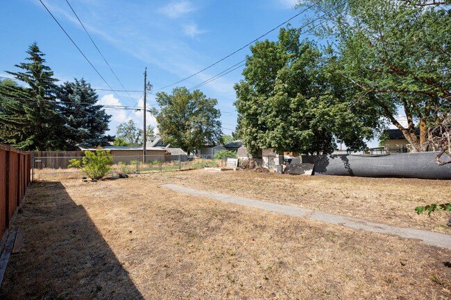 Building Photo - 4 Bedroom Northeast Spokane Home - Availab...