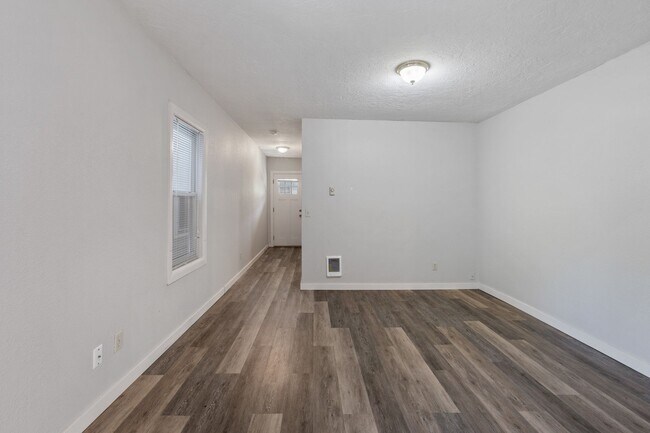 Building Photo - 1 BD available in the serene SW Hills