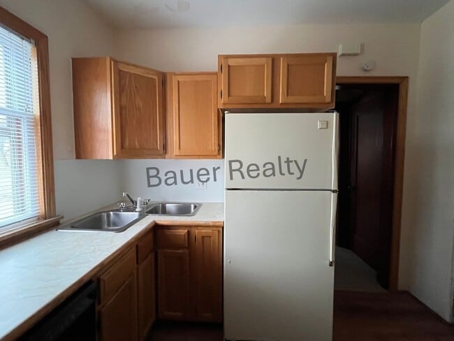 Building Photo - 3 Bedroom single family home