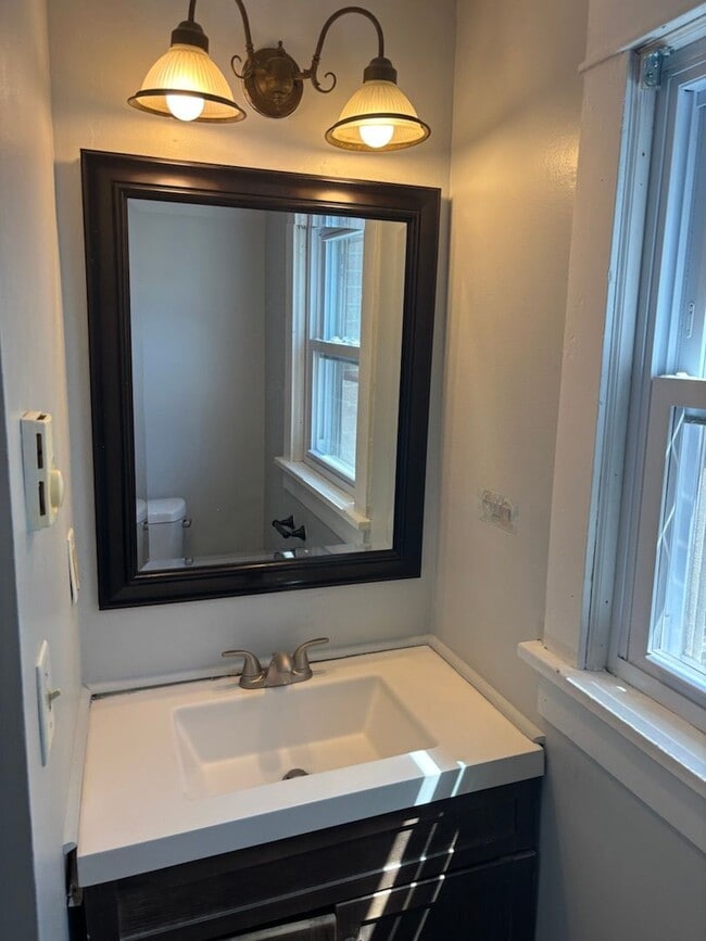 Building Photo - 3BR Single Family Rental  - Walk to Downto...