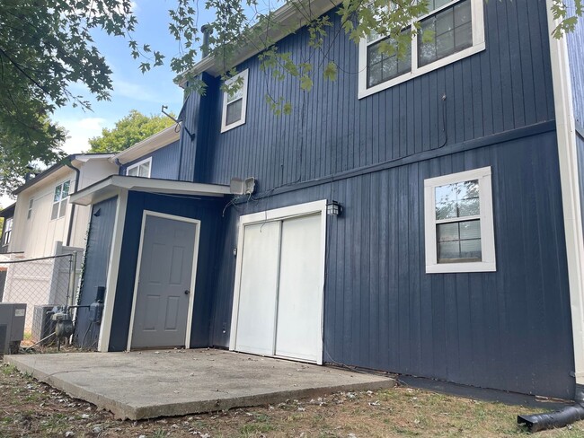 Building Photo - Newly Remodeled 2Bed/2.5Bath Townhome For ...