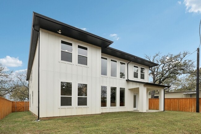 Building Photo - 1713 Highland Dr W