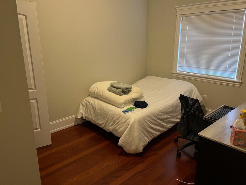 Building Photo - 1442 W Fullerton Ave