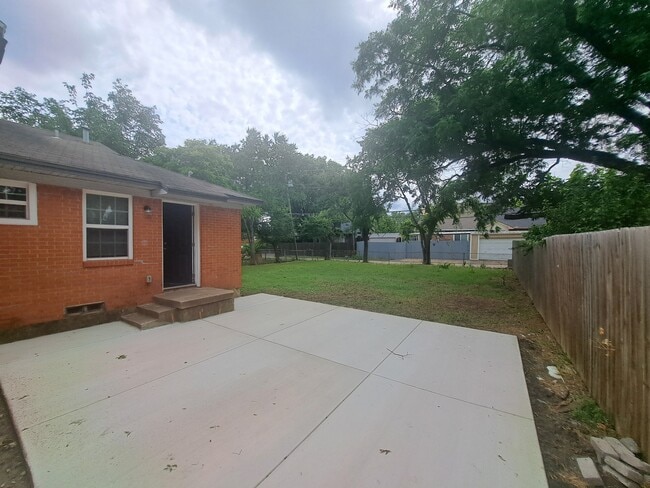 Building Photo - 615 Royal Crest Dr